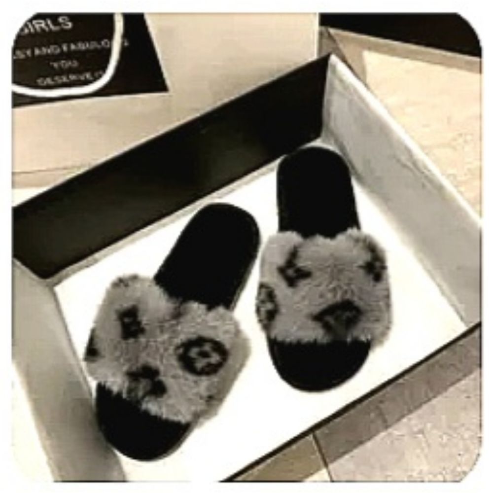 ⏬️PRICEDROP⏬️Gray & Black Faux Fur Sandals